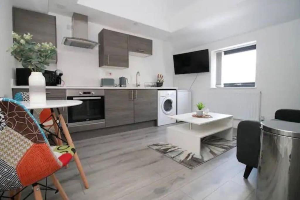 Luxury Redefined:Cardiff 1-Bed Apartment Exterior photo