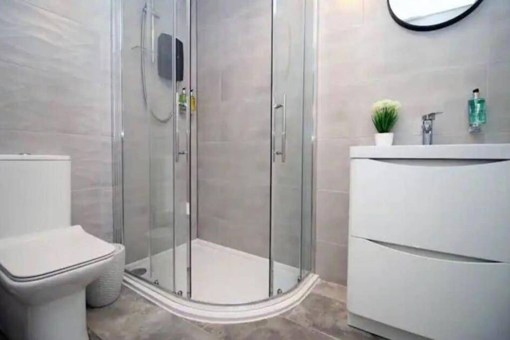 Luxury Redefined:Cardiff 1-Bed Apartment Exterior photo
